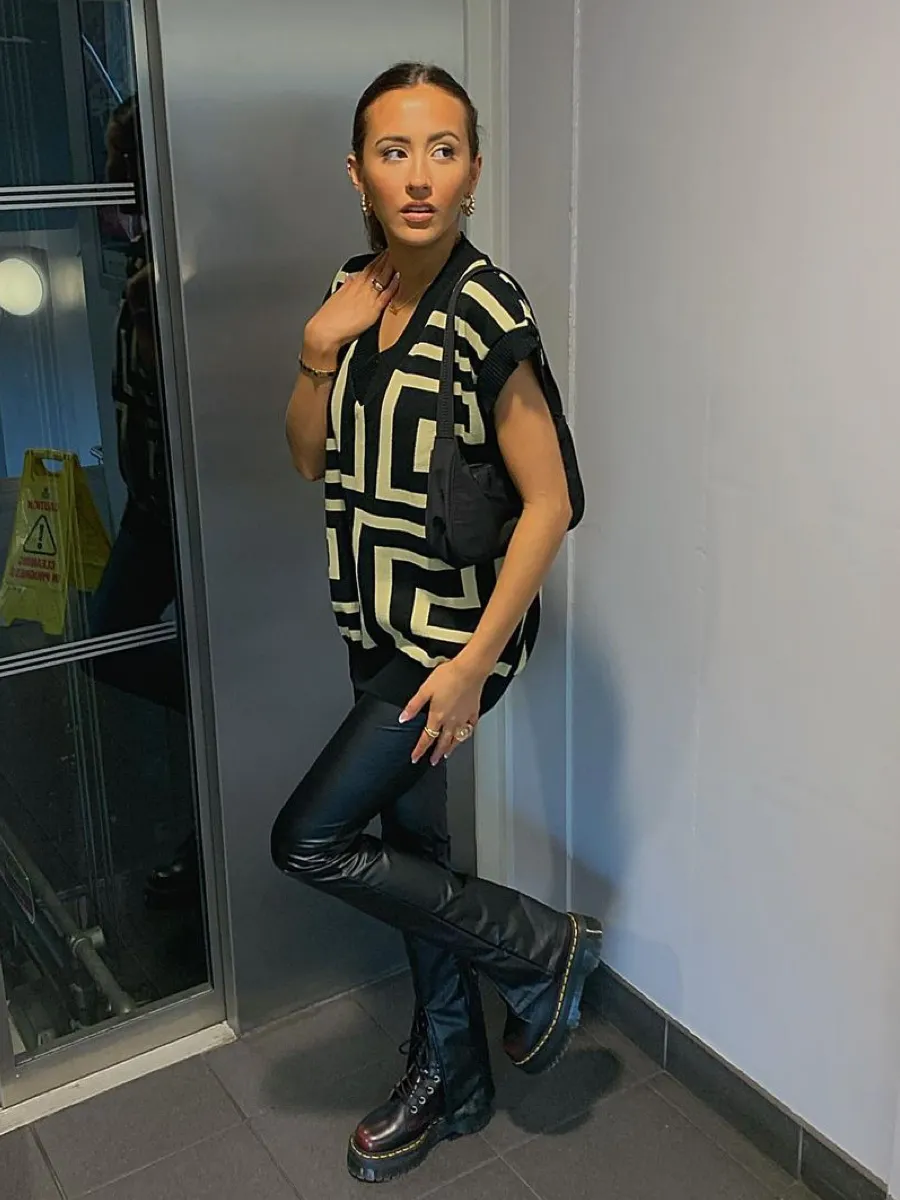 Sophie Big Illusion V-Neck Sleeveless Knitted Jumper In Black